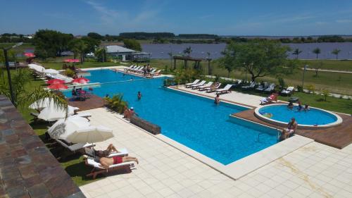 uma vista superior de uma piscina num resort em Arena Resort em Federación