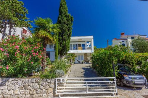Helles Apartment nur 190 Meter zum Strand mit Meerblick, privater Terrasse, WiFi