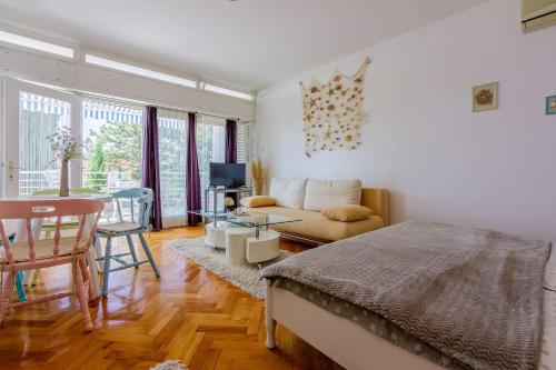 Helles Apartment nur 190 Meter zum Strand mit Meerblick, privater Terrasse, WiFi