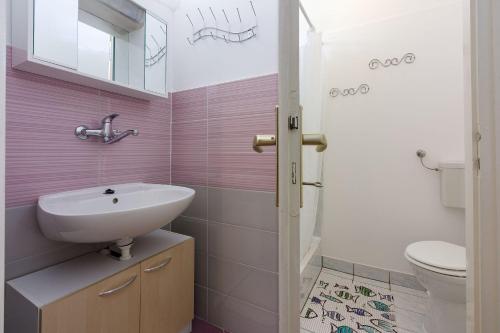Helles Apartment nur 190 Meter zum Strand mit Meerblick, privater Terrasse, WiFi