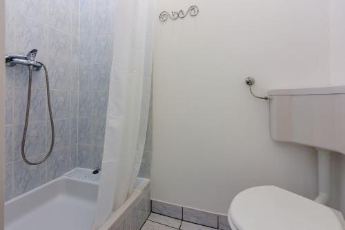 Helles Apartment nur 190 Meter zum Strand mit Meerblick, privater Terrasse, WiFi
