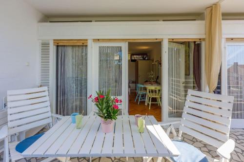 Helles Apartment nur 190 Meter zum Strand mit Meerblick, privater Terrasse, WiFi