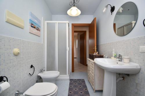 Koupelna v ubytování Casa Carini - Villa Vacanze sul Mare con piscina idromassaggio