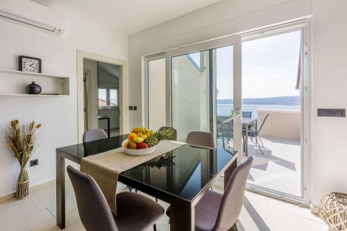 Exquisites Apartment mit Meerblick, Sauna, Gym, Pool, klimatisierten Schlafzimmern - nur 500 Meter zum Strand