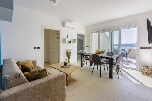 Exquisites Apartment mit Meerblick, Sauna, Gym, Pool, klimatisierten Schlafzimmern - nur 500 Meter zum Strand