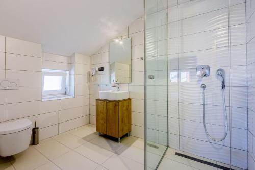 Exquisites Apartment mit Meerblick, Sauna, Gym, Pool, klimatisierten Schlafzimmern - nur 500 Meter zum Strand
