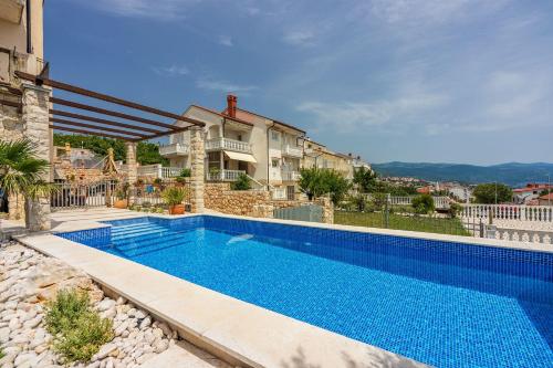 Modernes Apartment nur 300 Meter zum Strand mit Meerblick, Pool, Grill - hundefreundlich