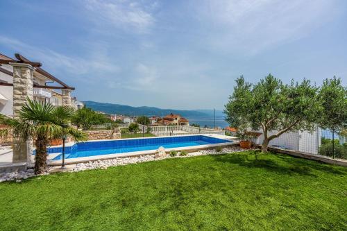 Modernes Apartment nur 300 Meter zum Strand mit Meerblick, Pool, Grill - hundefreundlich