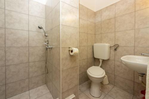 Modernes Apartment nur 300 Meter zum Strand mit Meerblick, Pool, Grill - hundefreundlich