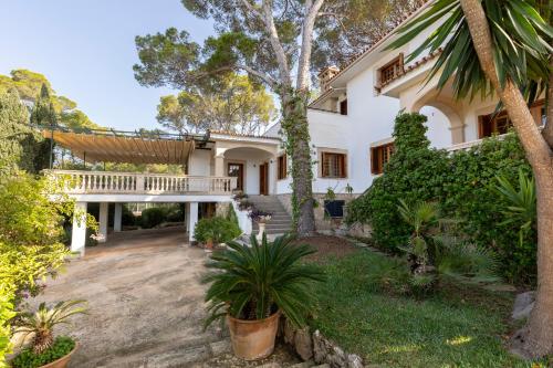 an exterior view of a house with trees and plants at Villa Rosa, espaciosa casa con piscina in Marratxí 