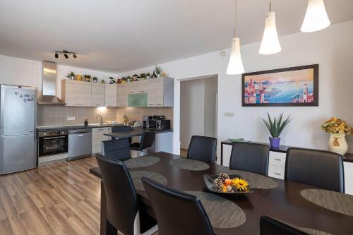Traumhaftes Penthouse nur 400 Meter zum Strand mit Meerblick, Pool, Spielplatz, Grill
