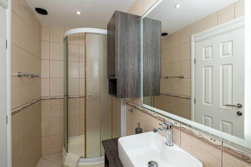 Traumhaftes Penthouse nur 400 Meter zum Strand mit Meerblick, Pool, Spielplatz, Grill