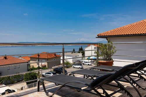 Traumhaftes Penthouse nur 400 Meter zum Strand mit Meerblick, Pool, Spielplatz, Grill
