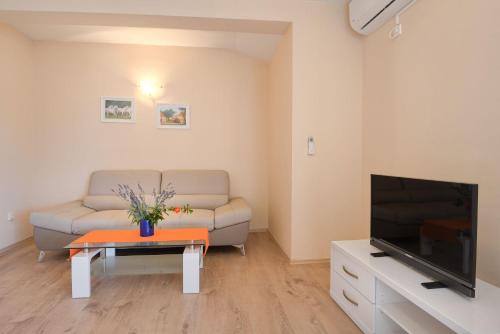 Bezauberndes Apartment mit grossem Pool, privatem Balkon, BBQ, nur 800 Meter zum Strand
