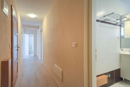 Bezauberndes Apartment mit grossem Pool, privatem Balkon, BBQ, nur 800 Meter zum Strand