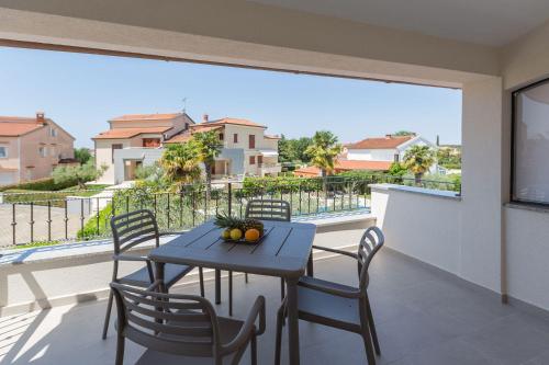 Bezauberndes Apartment mit grossem Pool, privatem Balkon, BBQ, nur 800 Meter zum Strand