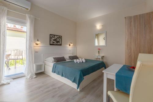 Strandnahes Apartment mit 60m2 grossem Pool, BBQ, Liegen, nur 800 Meter zum Strand
