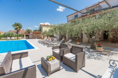 Strandnahes Apartment mit 60m2 grossem Pool, BBQ, Liegen, nur 800 Meter zum Strand