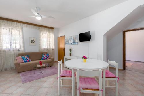 Charmantes Apartment nur 400 Meter zum Strand mit grossem Pool, privater Terrasse, Grill, Liegen