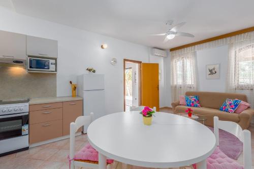 Charmantes Apartment nur 400 Meter zum Strand mit grossem Pool, privater Terrasse, Grill, Liegen