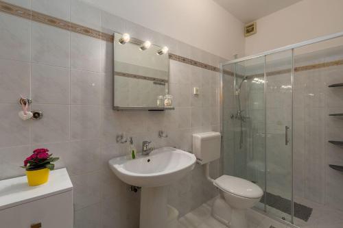 Charmantes Apartment nur 400 Meter zum Strand mit grossem Pool, privater Terrasse, Grill, Liegen