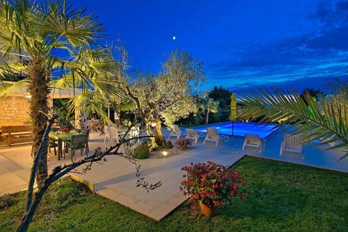 Charmantes Apartment nur 400 Meter zum Strand mit grossem Pool, privater Terrasse, Grill, Liegen