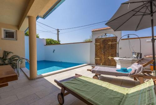 Bezaubernde Villa mit beheizten Privatpool, BBQ, Spielplatz, Waschmaschine