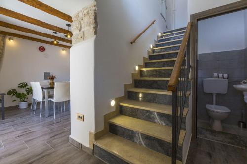 Φωτογραφία από το άλμπουμ του Bezaubernde Villa mit beheizten Privatpool, BBQ, Spielplatz, Waschmaschine σε Tribalj