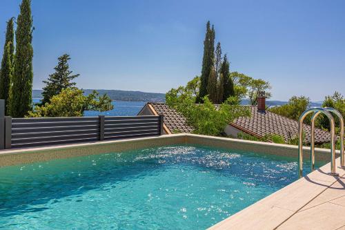 Exquisites Apartment direkt am Meer mit Pool, Meerblick, privater Balkon, Liegen