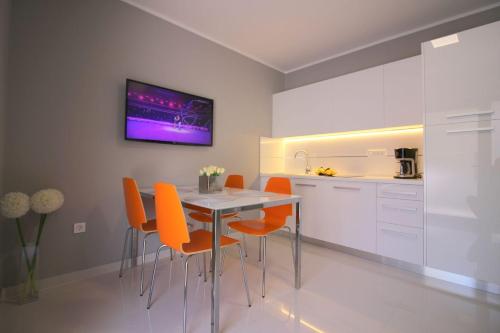 Modernes Apartment mit privater Terrasse, Grillbereich, Spielplatz, Liegen, Privatparkplatz