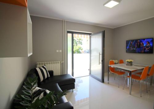 Modernes Apartment mit privater Terrasse, Grillbereich, Spielplatz, Liegen, Privatparkplatz
