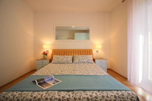 Modernes Apartment mit privater Terrasse, Grillbereich, Spielplatz, Liegen, Privatparkplatz
