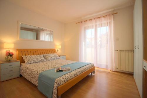Modernes Apartment mit privater Terrasse, Grillbereich, Spielplatz, Liegen, Privatparkplatz