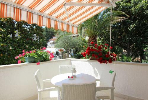 Modernes Apartment mit privater Terrasse, Grillbereich, Spielplatz, Liegen, Privatparkplatz