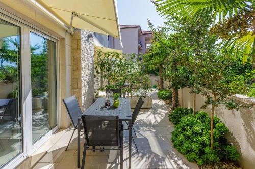 Malerisches Apartment nur 500 Meter zum Strand mit Pool, Gym, Sauna