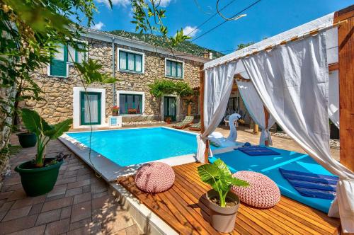 Mediterranes Ferienhaus mit Boulebahn, Spielplatz, Outdoor-Kueche, Tischtennis, Privatpool