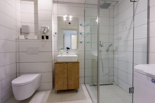 Ένα μπάνιο στο Malerisches Apartment nur 500 Meter zum Strand mit Pool, Gym, Sauna