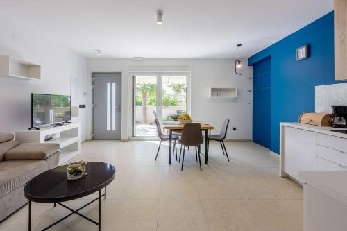 Einzigartiges Apartment nur 500 Meter zum Strand mit Sauna, Gym, Pool, WiFi
