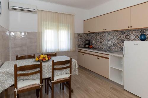Helles Apartment nur 150 Meter zum Strand mit Dachterrasse, Meerblick, Grill