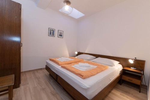 Helles Apartment nur 150 Meter zum Strand mit Dachterrasse, Meerblick, Grill