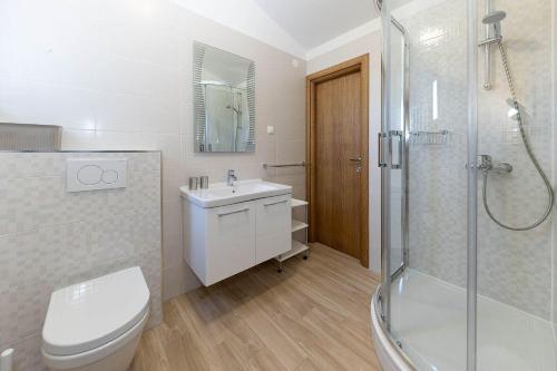 Helles Apartment nur 150 Meter zum Strand mit Dachterrasse, Meerblick, Grill