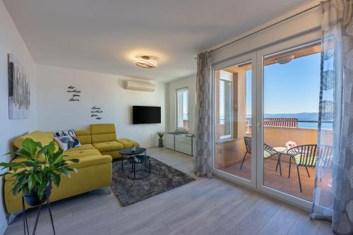 Lichtdurchflutetes Apartment mit Meerblick, privatem Balkon, WiFi, Privatparkplatz