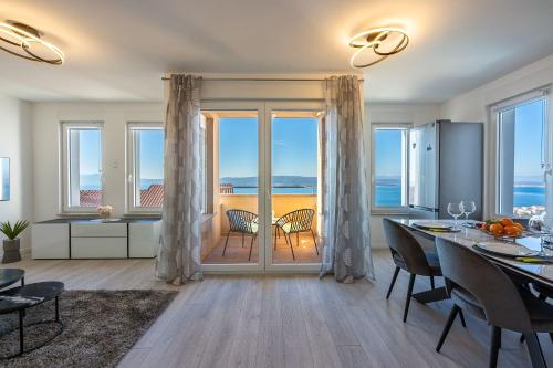 Lichtdurchflutetes Apartment mit Meerblick, privatem Balkon, WiFi, Privatparkplatz