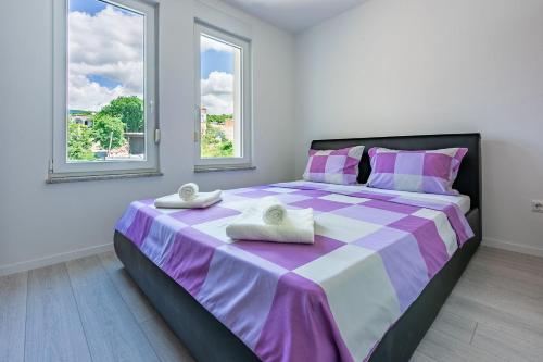 Lichtdurchflutetes Apartment mit Meerblick, privatem Balkon, WiFi, Privatparkplatz