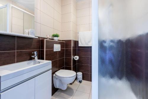 Lichtdurchflutetes Apartment mit Meerblick, privatem Balkon, WiFi, Privatparkplatz