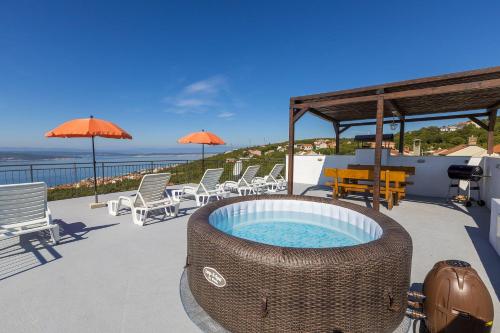 Beeindruckendes Apartment mit grosser Dachterrasse, Whirlpool, Meerblick, Grill, Aussendusche