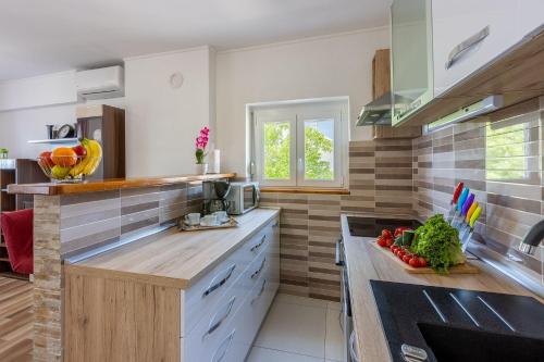 Beeindruckendes Apartment mit grosser Dachterrasse, Whirlpool, Meerblick, Grill, Aussendusche