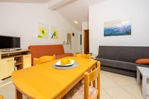 Cozy Dachgeschosswohnung mit Meerblick, Klima, WiFi - nur 350 Meter zum Strand