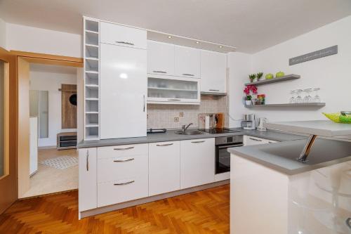Helles Apartment in Neubausiedlung nur 500 Meter zum Strand mit Meerblick, Waschmaschine