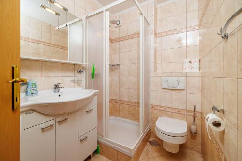Helles Apartment in Neubausiedlung nur 500 Meter zum Strand mit Meerblick, Waschmaschine